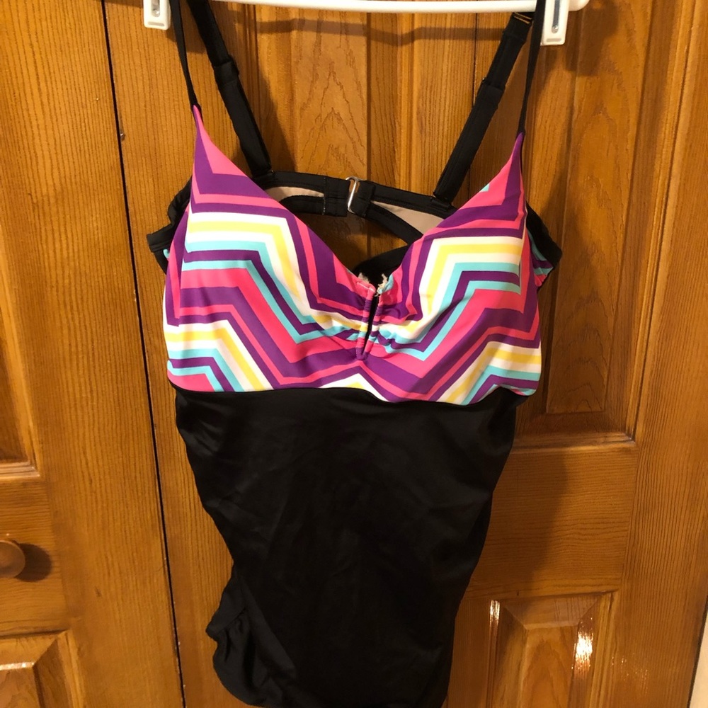 40 DD swim top. Underwire bra type